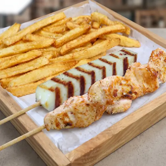 Espetinho de frango e queijo