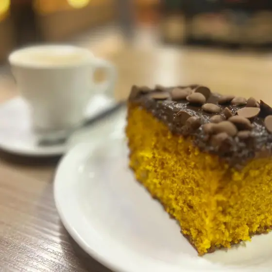 Fatia de bolo com café