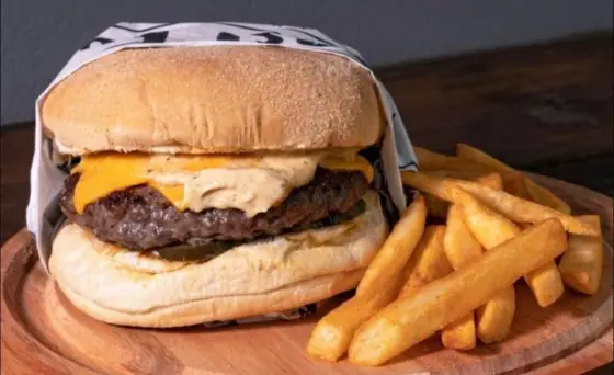 Hambúrguer com fritas