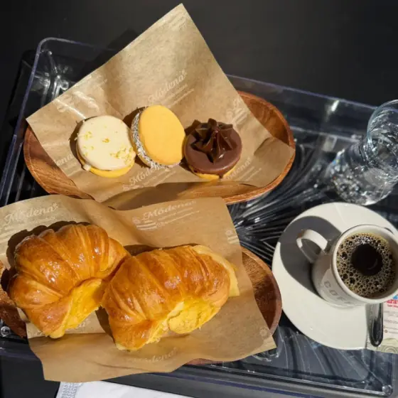 Medialunas, masitas e alfajor com café